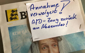 So dekoriert in den nächsten Briefkasten. Die Post hat’s gebracht - die Post soll’s wieder zurückbrin