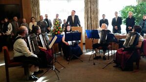 Bürgermeister Breig begrüßt die Gäste im Sitzungsaal des Rathauses